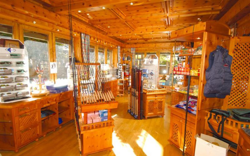 Im Hoteleigenen Fischershop bekommt man alles was das Fischerherz begehrt und das Hotel verwöhnt sie natürlich auch mit den besten kulinarischen Spezialitäten.